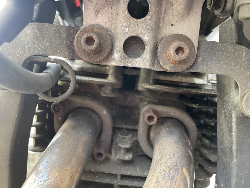 SRX400のエキゾーストパイプ部分