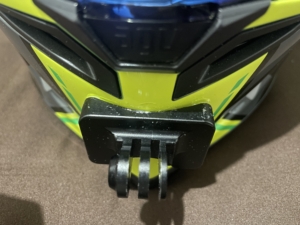 AGV CORSA RにAGV K6用のマウントベースを接着した様子