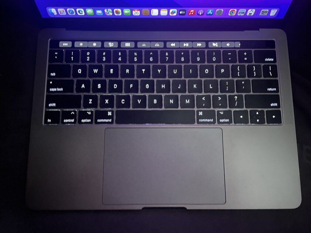 暗闇に光るMacBook Pro2017