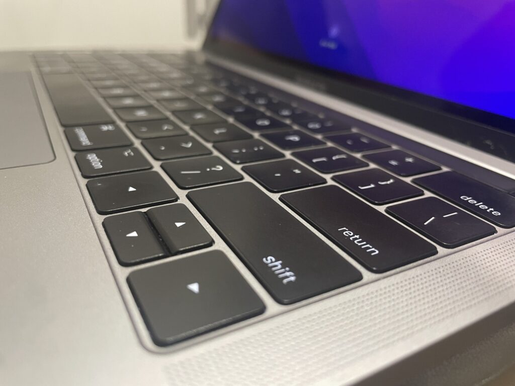 バタフライキーボード:かなり薄い構造であることがわかる